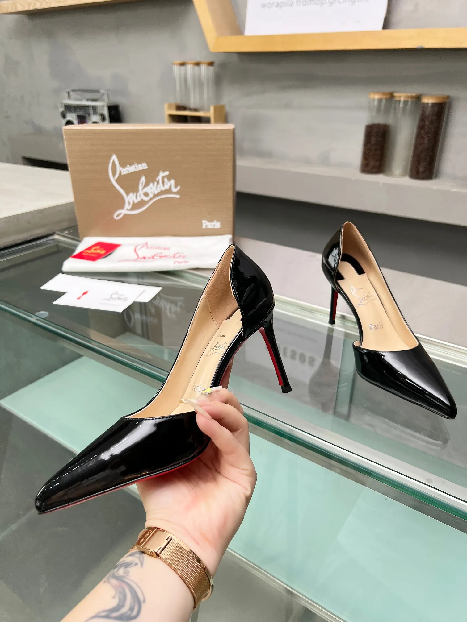 👟👟Ex-factory price 560👟👟 Christian Louboutin CL red-soled shoes‖ Globally limited edition! Blessings from Las Vegas❤ Inspired by the colorful neon of Las Vegas🎆 A century-old classic that will never go off the shelves. Handmade, exquisite craftsmanship❗Collectible work❗ Absolutely eye-catching existence🌟 Classic stiletto fashion shoes, you can't resist them at all. Absolute sexy goddess, releasing invincible femininity. The gorgeous red bottom is like the red carpet that the queen walks on when she ascends to the top. She is full of aura in every minute. Whether in love or in the workplace, she is famous in the end. Extraordinarily fascinating and full of femininity! Suitable for all kinds of gatherings 💎 Undefeated classic, all original models are made to order 🍳Fabrics: cow lacquer/silk/grete 🍳Inner lining: imported soft sheepskin lining feet 🍳Outsole: original genuine leather sole 🍳Heel height: 3cm/8.5cm/10.5cm higher inside the flat bottom 🍳Color: apricot ox lacquer, black ox lacquer, white ox lacquer Black Silk Silver Grete 🍳Size: 35-39 (40/41/42/43 customized, non-refundable) Standard size 🍳Packing: with cloth bag, card